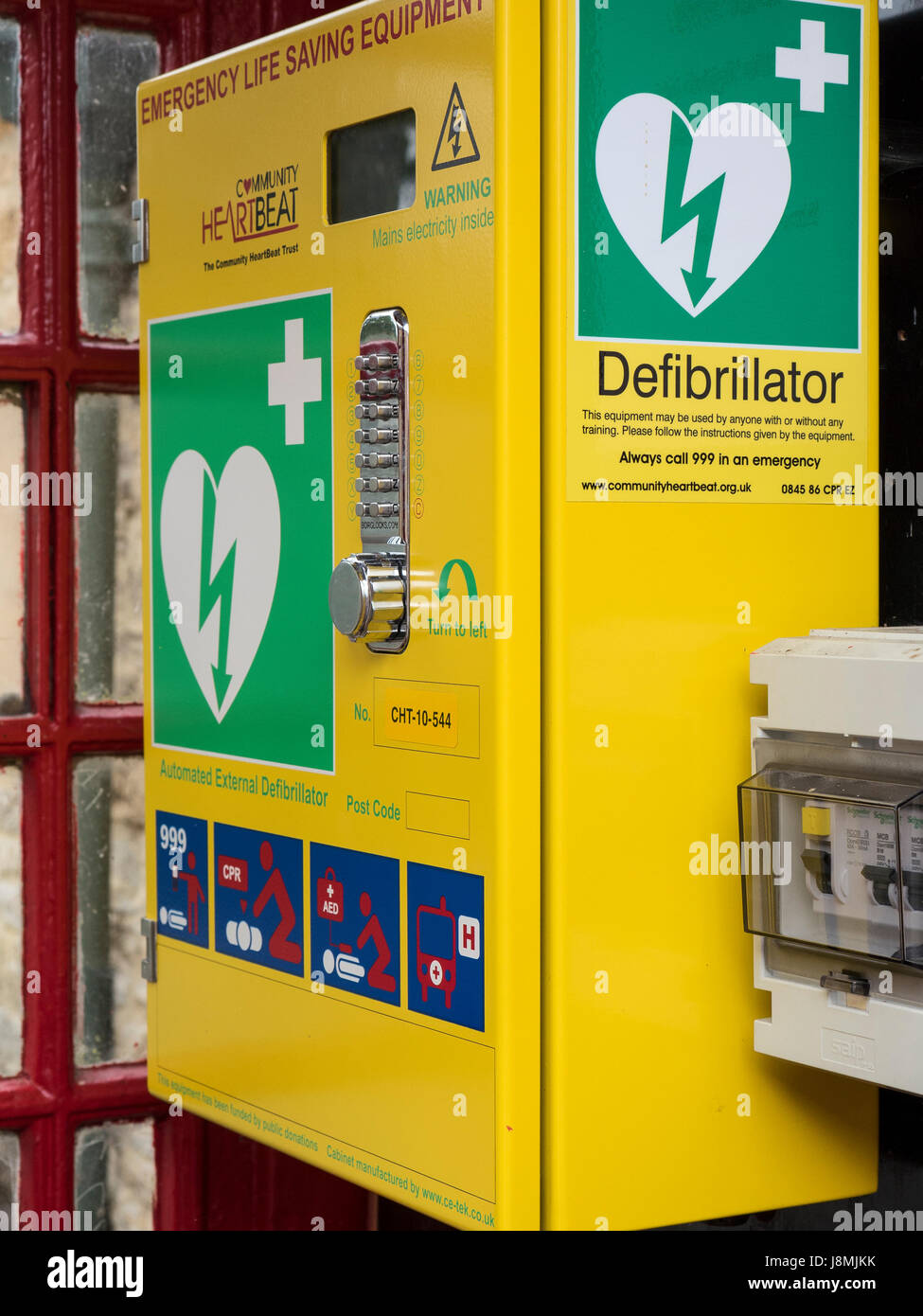 British cabina telefonica in Upper Slaughter, Inghilterra sono trasformate in vita il salvataggio automatico del defibrillatore elettrico come stazioni di telefoni a pagamento scompaiono Foto Stock
