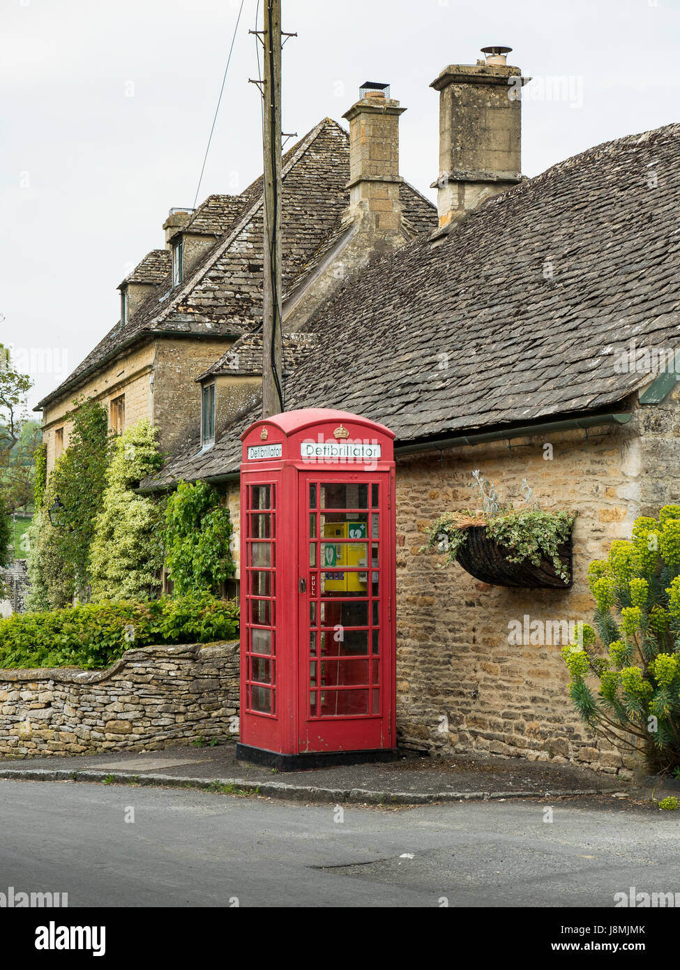 British cabina telefonica in Upper Slaughter, Inghilterra sono trasformate in vita il salvataggio automatico del defibrillatore elettrico come stazioni di telefoni a pagamento scompaiono Foto Stock