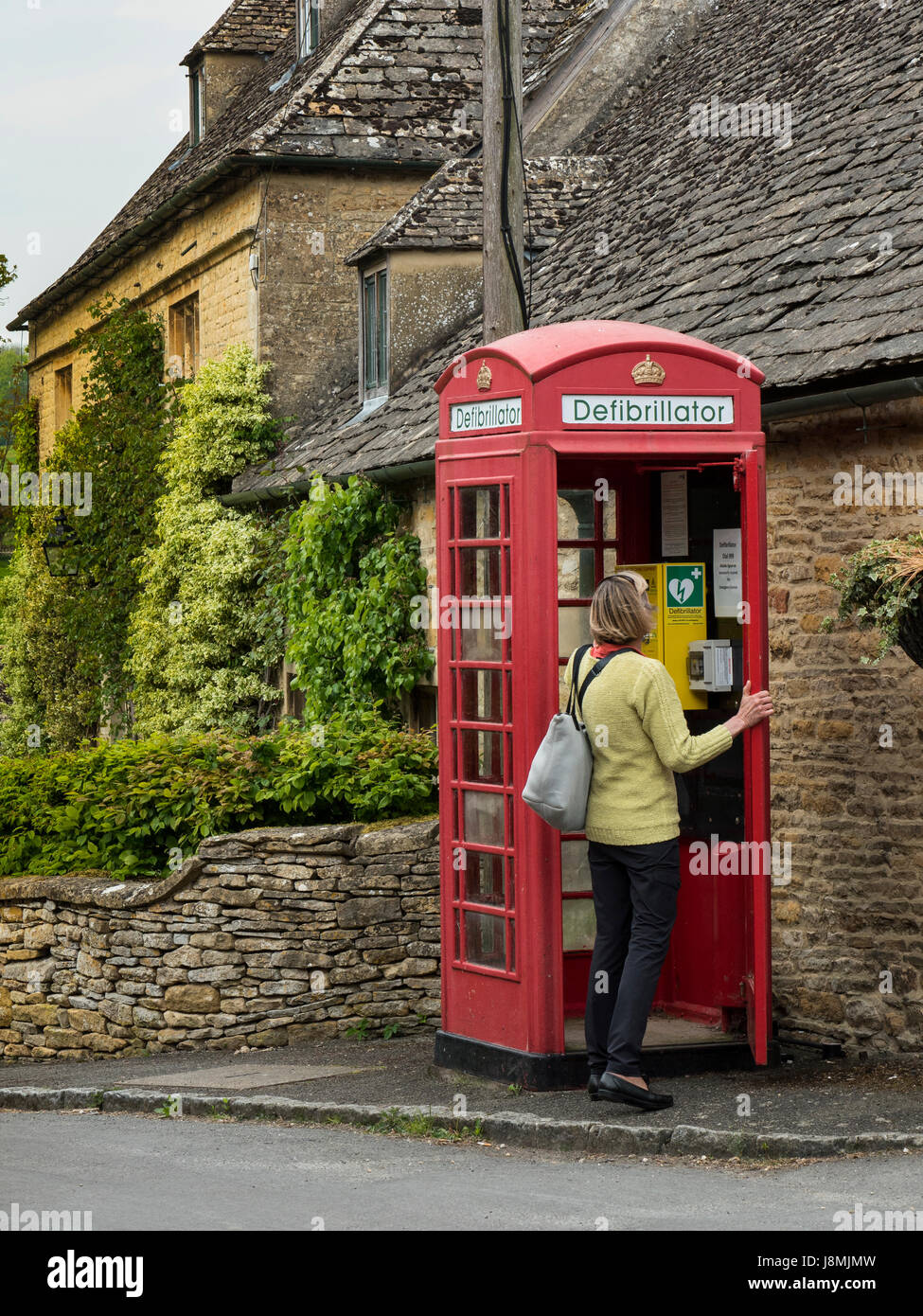 British cabina telefonica in Upper Slaughter, Inghilterra sono trasformate in vita il salvataggio automatico del defibrillatore elettrico come stazioni di telefoni a pagamento scompaiono Foto Stock