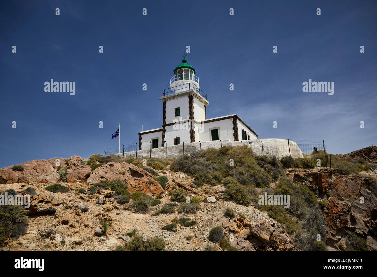 Vulcanica isola greca Santorini una delle isole Cicladi nel Mare Egeo.Akrotiri faro sulla punta meridionale Foto Stock