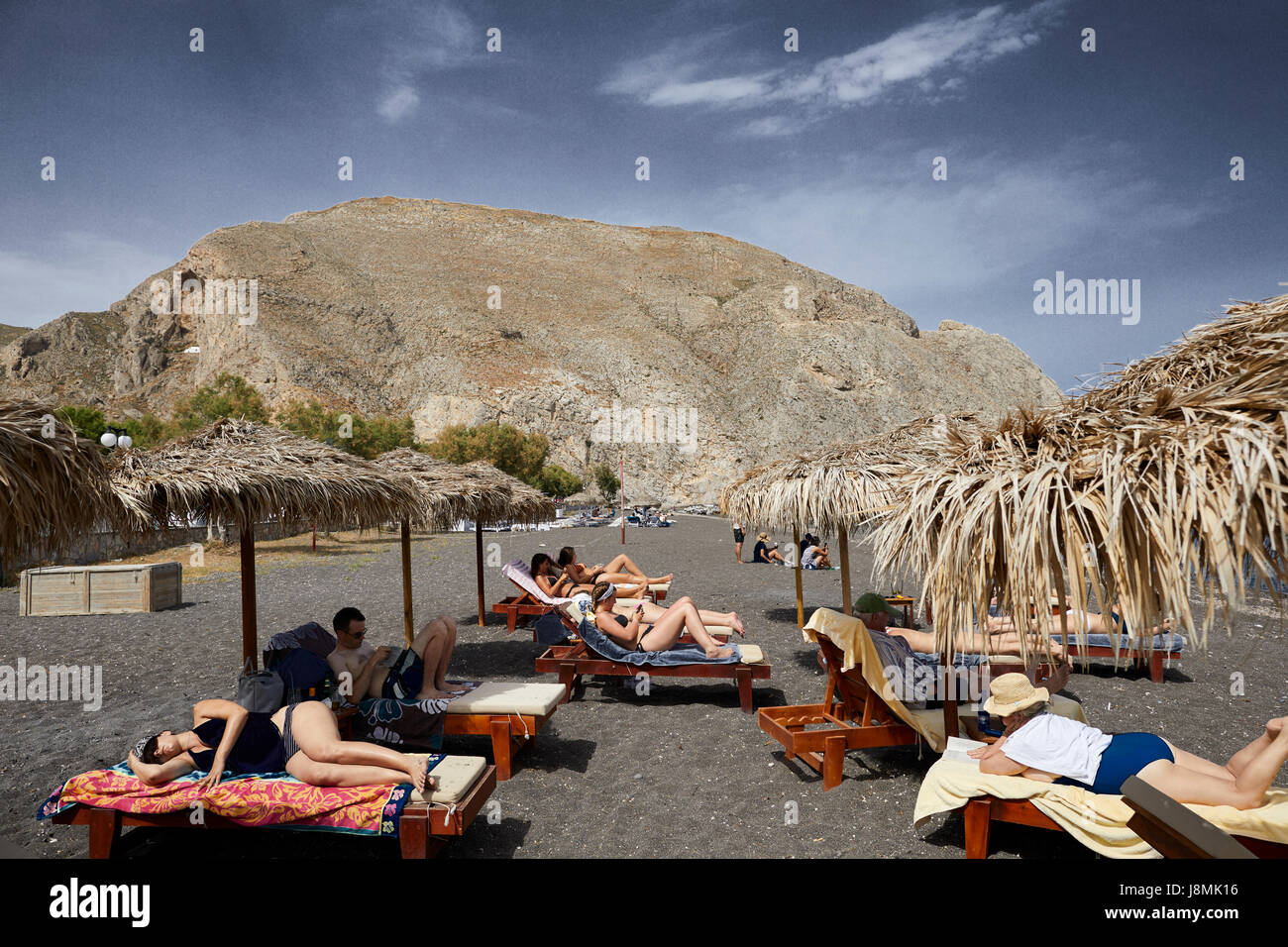 Vulcanica isola greca Santorini una delle isole Cicladi nel Mare Egeo. Perissa beach Foto Stock