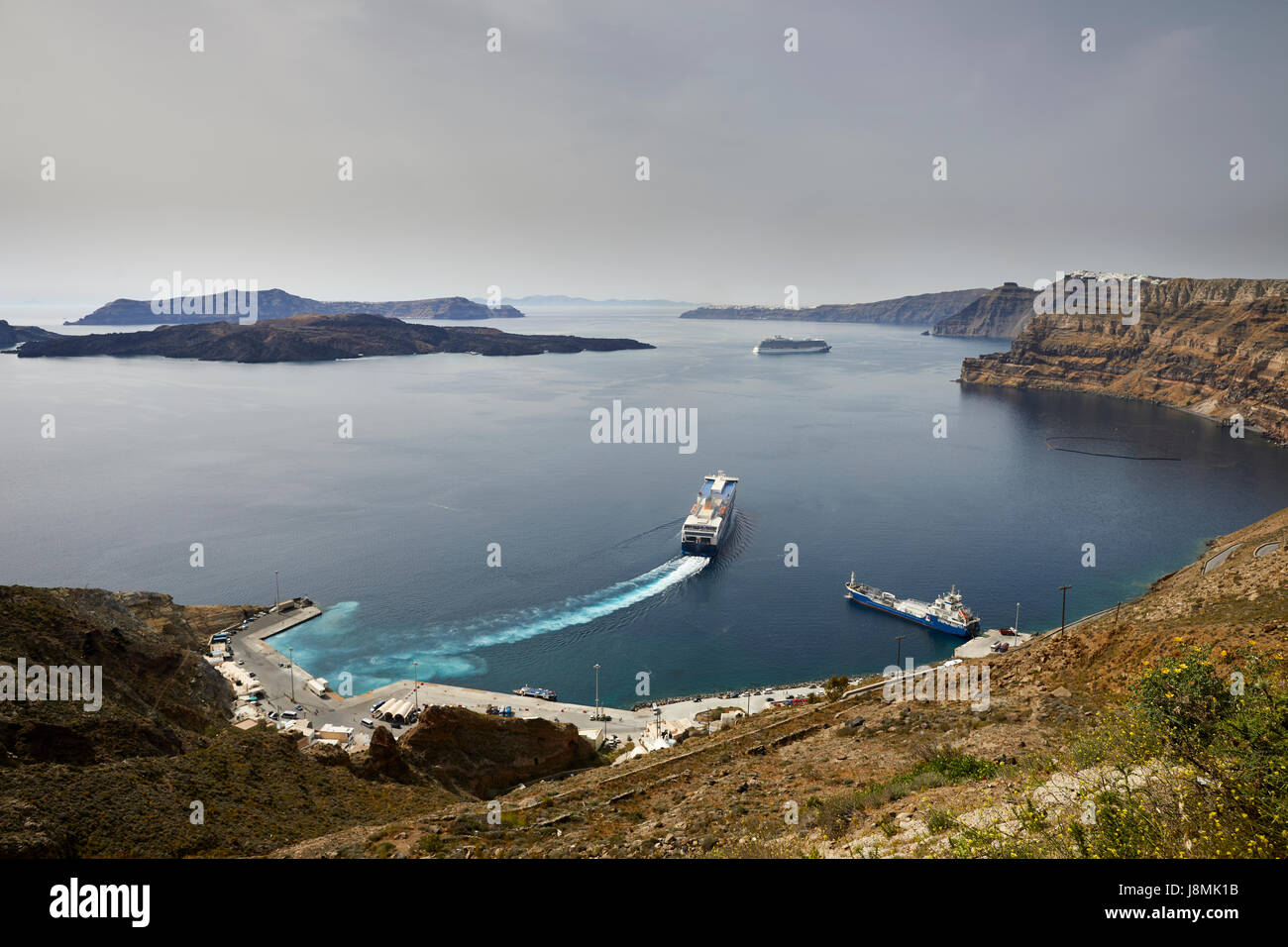 Vulcanica isola greca Santorini una delle isole Cicladi nel Mare Egeo. Porto di Athinios Foto Stock