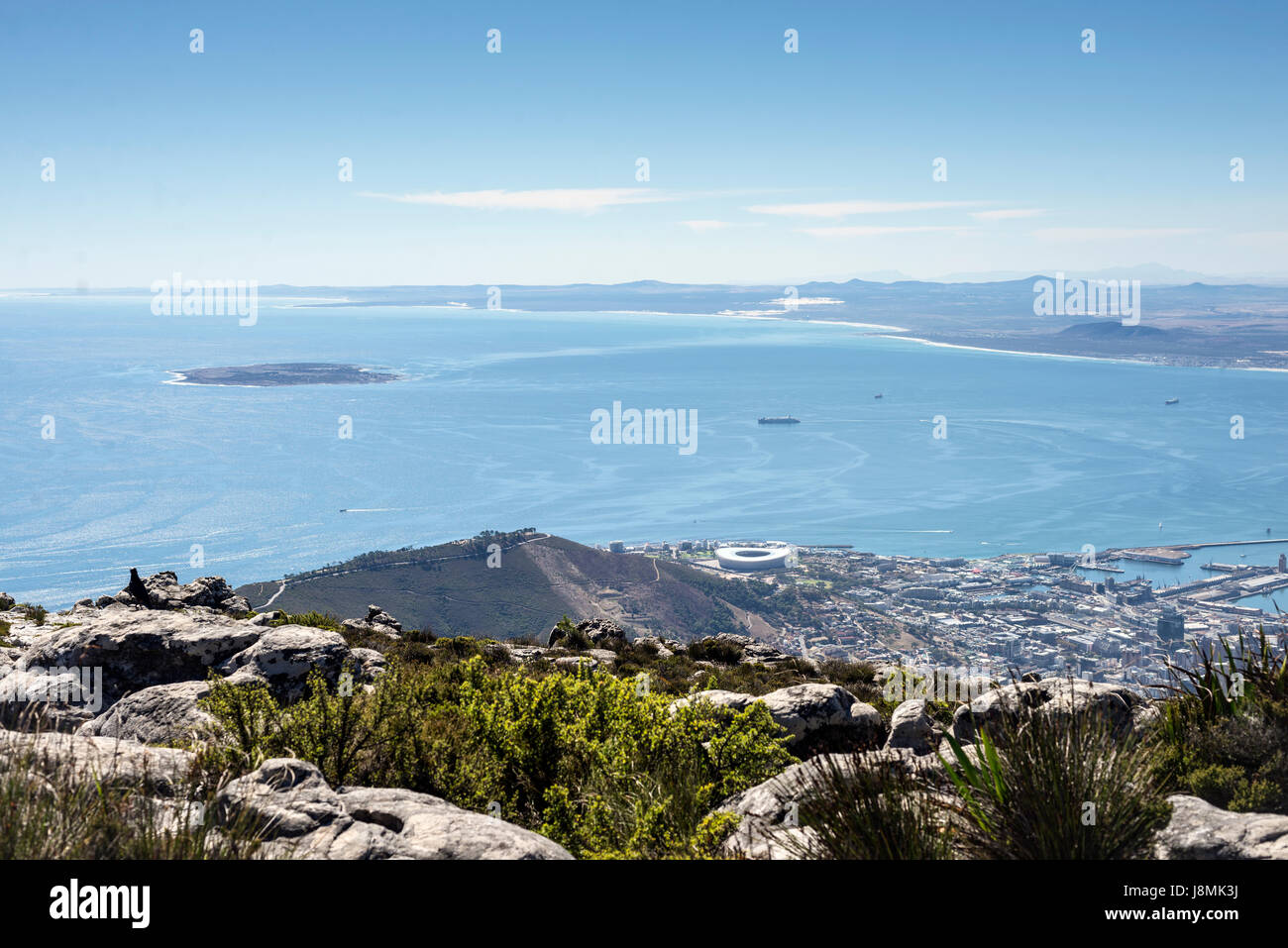 Vista sulla Città del Capo ciotola e Robben Island da Table Mountain a Cape Town, Sud Africa Foto Stock