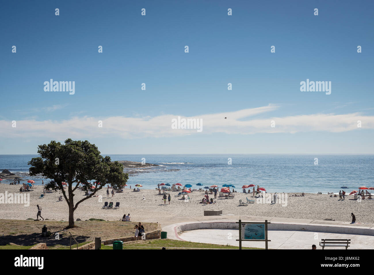 I vacanzieri locali e godetevi la spiaggia di Camps Bay, Città del Capo, Sud Africa Foto Stock