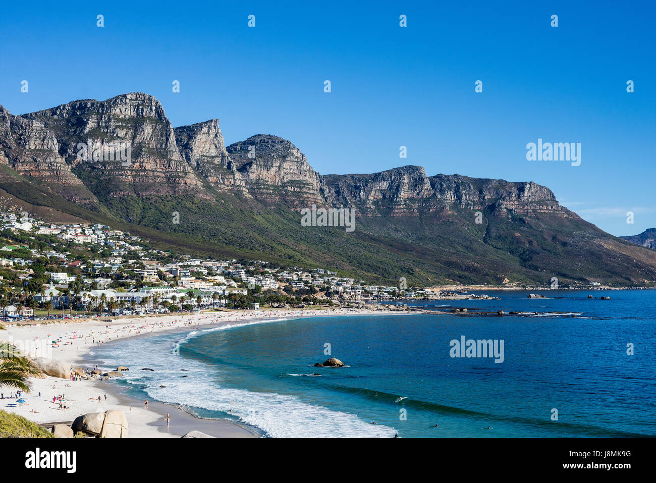 Dodici Apostoli Mountain Range accanto alla montagna della tavola che si affaccia su di Camps Bay, Città del Capo, Sud Africa Foto Stock