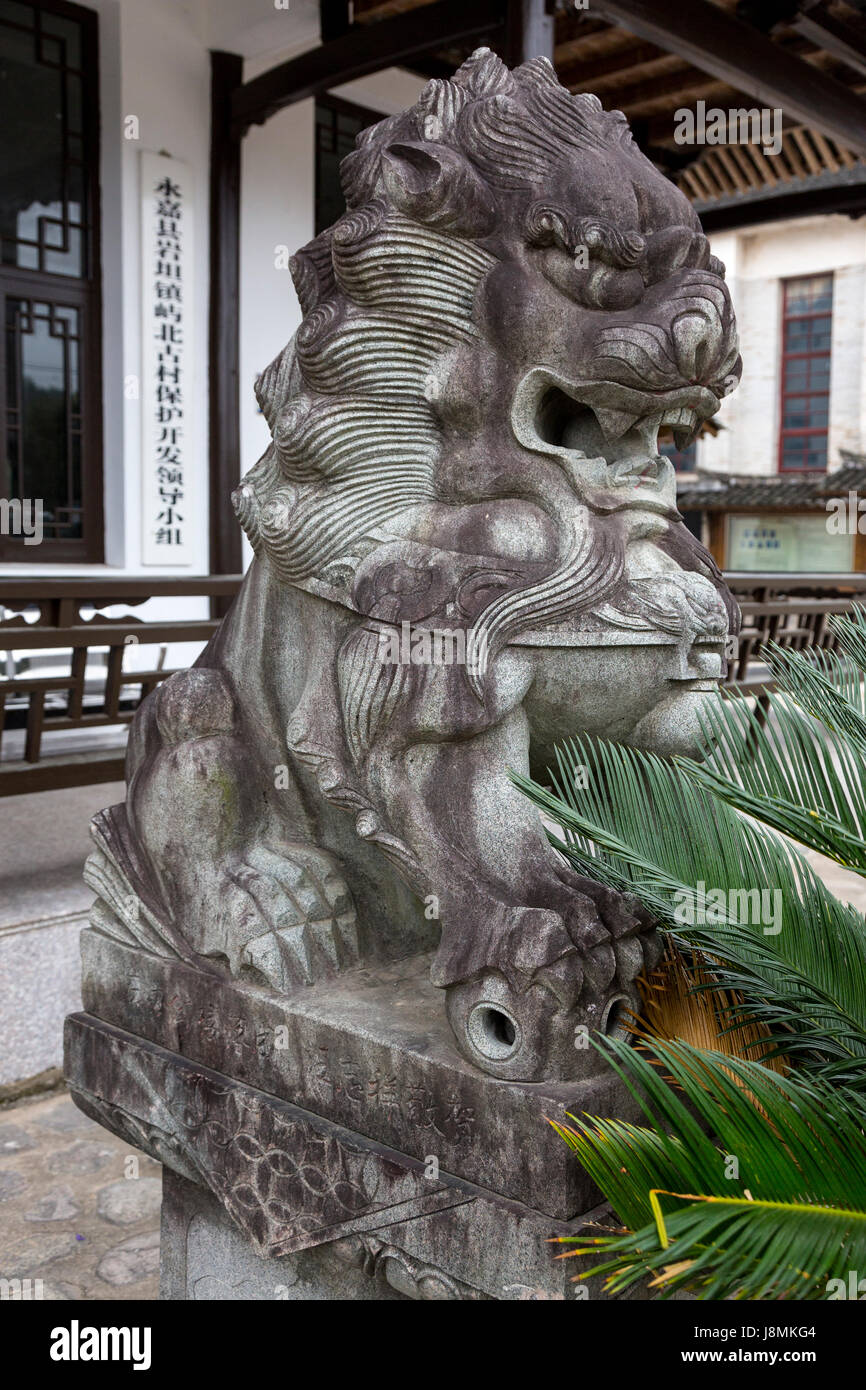 Yubei, Zhejiang, Cina. Custode Lion (Shi, o Foo Dog) Voce di guardia ad un edificio. Foto Stock