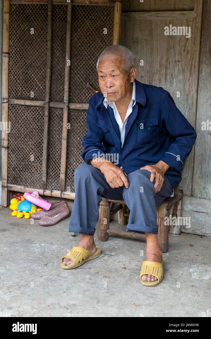 Yubei, Zhejiang, Cina. Anziani cinese cieco gentiluomo. Foto Stock