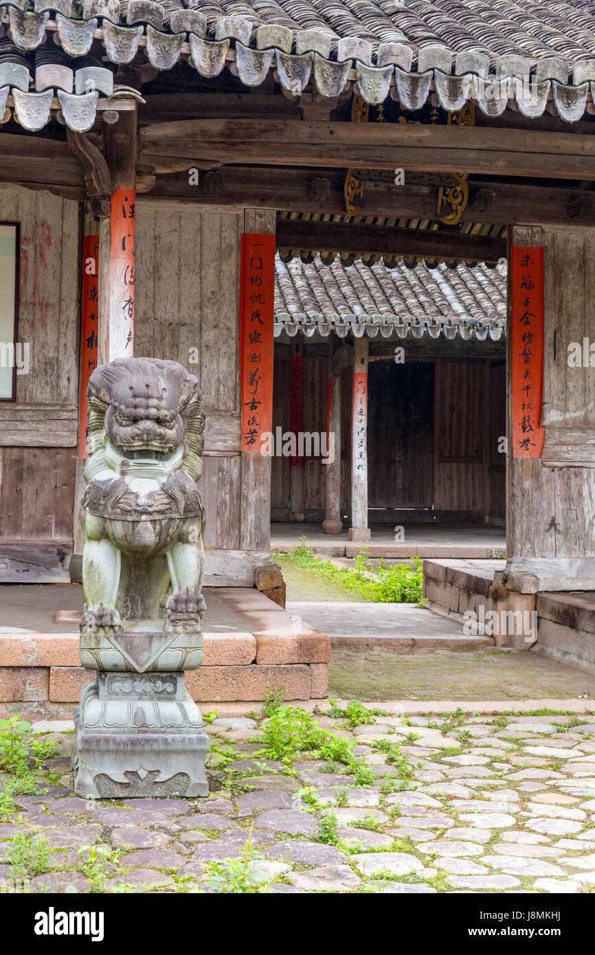 Yubei, Zhejiang, Cina. 300-anno-vecchio villaggio Sala Riunioni, Shi custode Lion (Foo Dog) Ingresso di guardia. Foto Stock