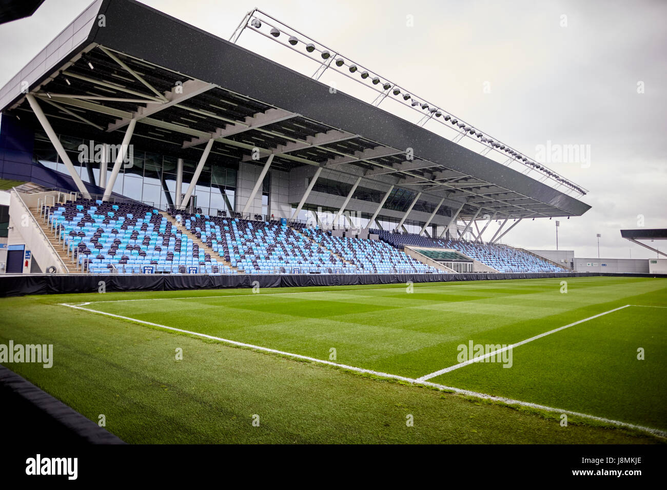 Manchester City Etihad Stadium academy stadium la miscela di tonalità di blu sedi contribuiscono a rendere il vuoto stadio guardare occupato, Foto Stock