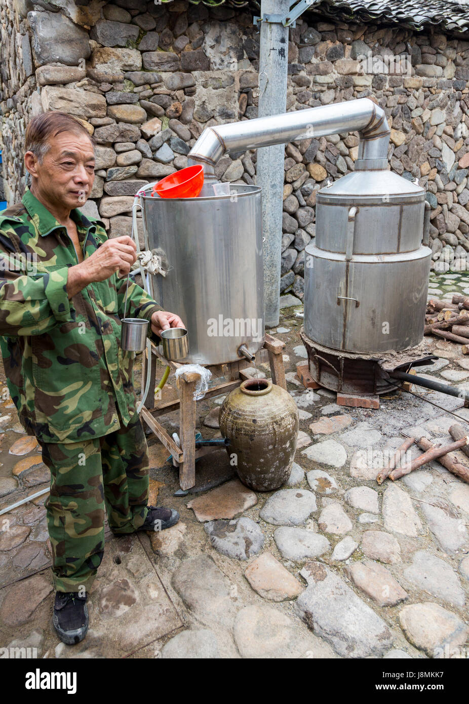 Yubei, Zhejiang, Cina. Villaggio in distilleria per la produzione di vino di riso. Foto Stock