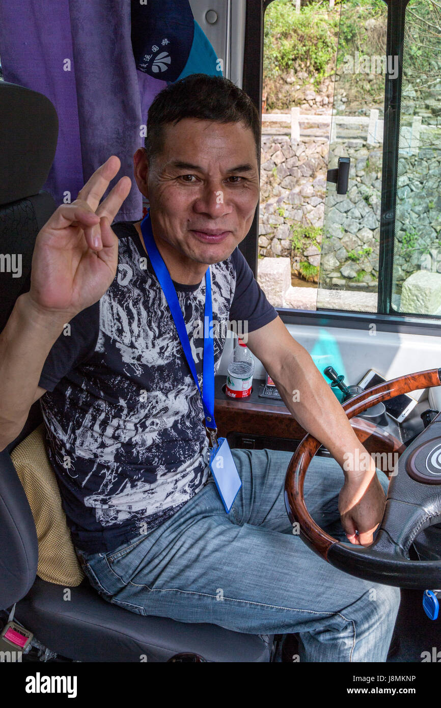 Linkeng, Zhejiang, Cina. Autobus turistico Driver. Foto Stock