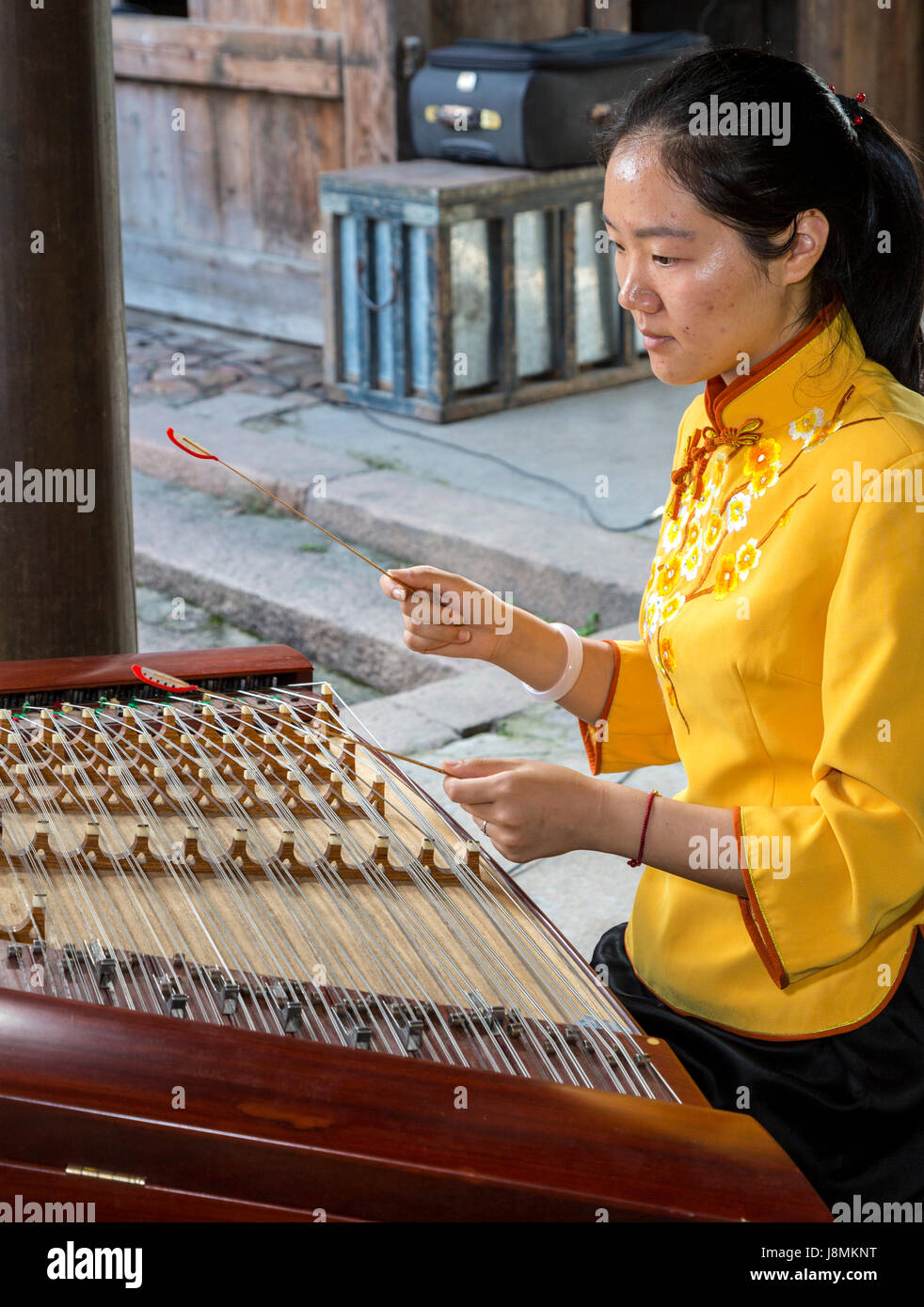 Cangpo, Zhejiang, Cina. Musicista che gioca una Yangqin (Cinese dulcimer) per Opera Cinese le prestazioni. Foto Stock