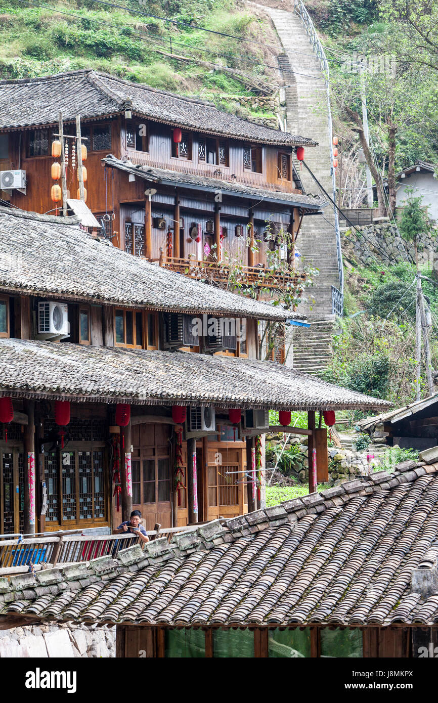 Linkeng, Zhejiang, Cina. Scale che conducono su per la collina alle spalle del villaggio. Foto Stock