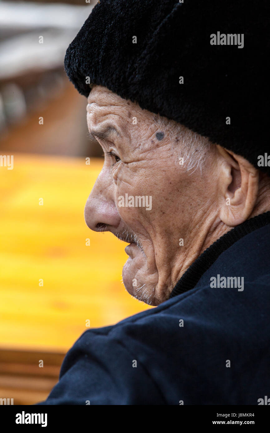 Linkeng, Zhejiang, Cina. Uomo anziano, un residente del villaggio. Foto Stock