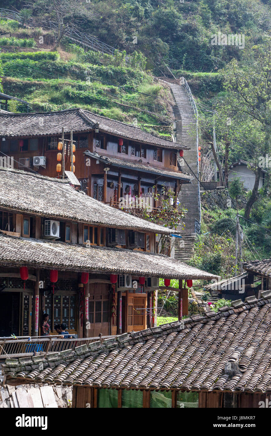 Linkeng, Zhejiang, Cina. Scale che conducono su per la collina alle spalle del villaggio. Foto Stock