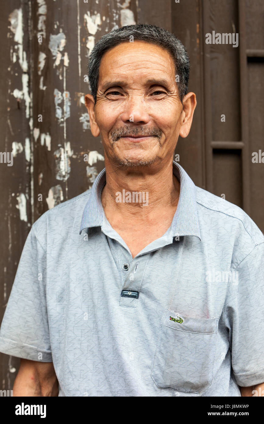 Yantou, Yongjia, Zhejiang, Cina. Di mezza età Man. Foto Stock