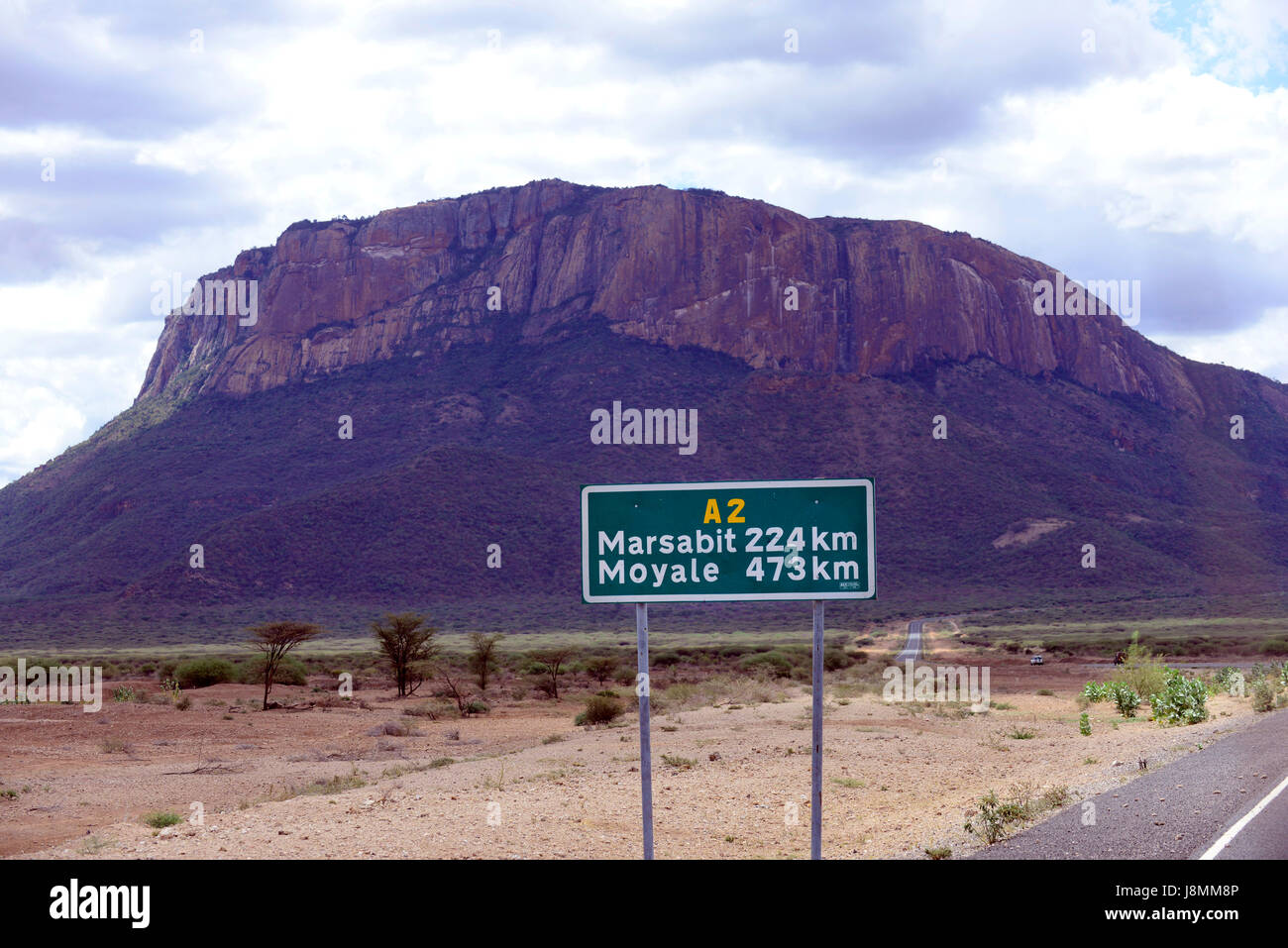 Una autostrada keniota cartello stradale sull'autostrada A2 in direzione di Moyale e il confine etiope. Foto Stock