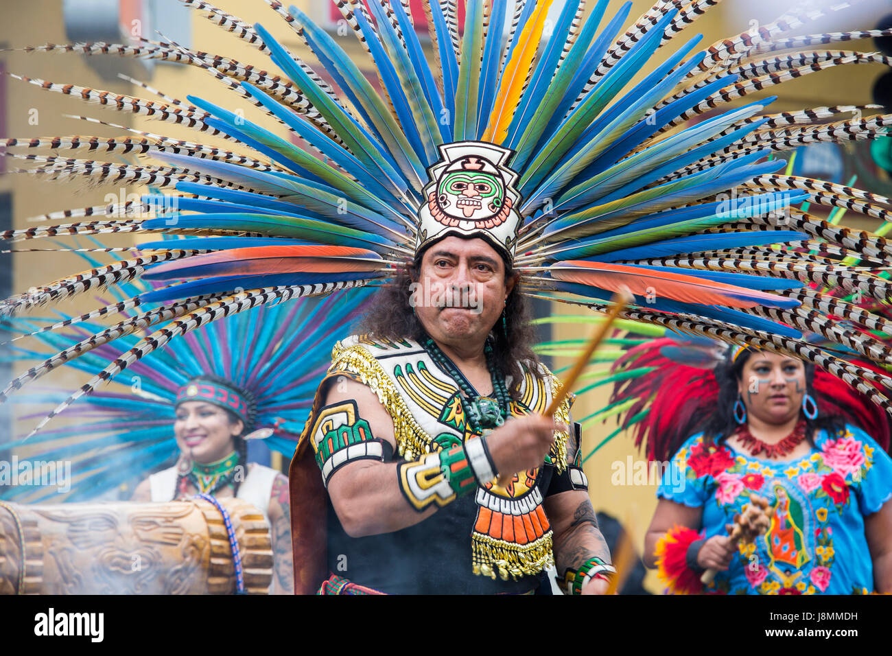Gli stati di Xiuhcoatl Danza Azteca dance troupe drumming durante la cerimonia alla sfilata di carnevale a San Francisco nel distretto di missione. Foto Stock