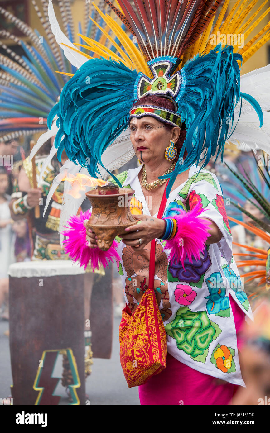 Gli stati di Xiuhcoatl Danza Azteca con offerta di incendio durante la cerimonia alla sfilata di carnevale a San Francisco nel distretto di missione. Foto Stock