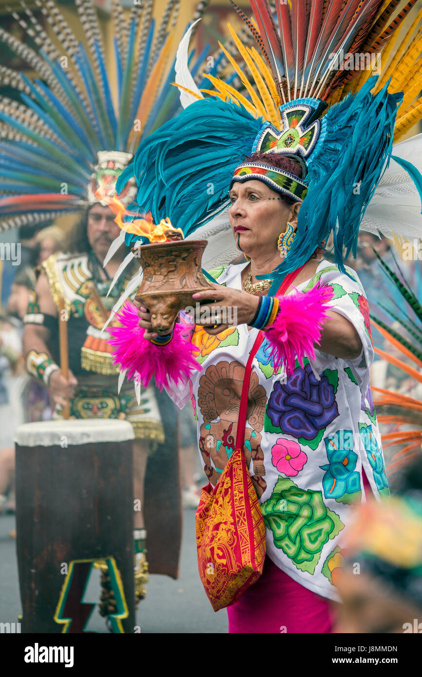 Gli stati di Xiuhcoatl Danza Azteca con offerta di incendio durante la cerimonia alla sfilata di carnevale a San Francisco nel distretto di missione. Foto Stock