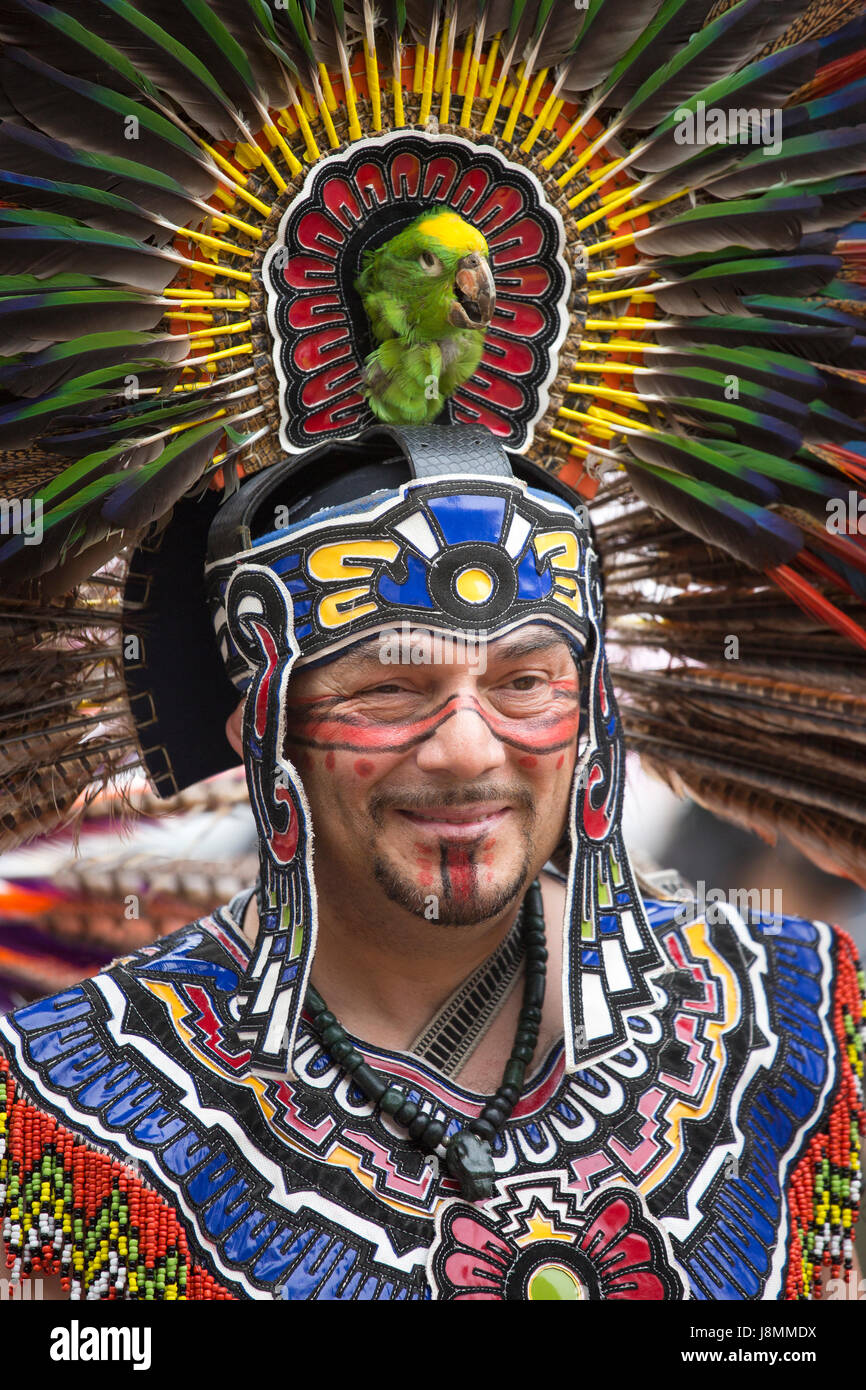 Gli stati di Xiuhcoatl Danza Azteca, un corpo di ballo, alla sfilata di carnevale a San Francisco nel distretto di missione. Foto Stock