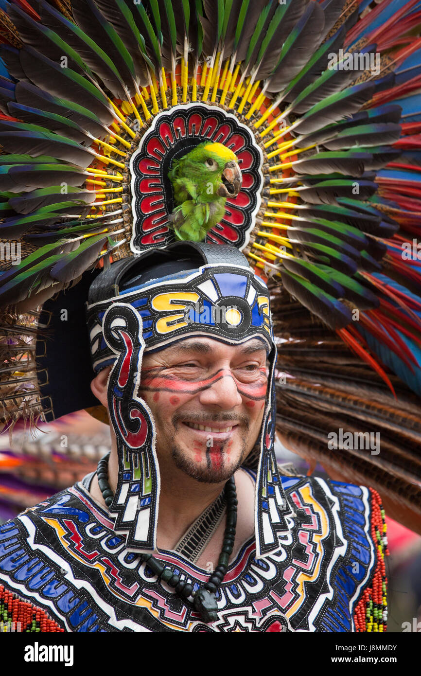 Gli stati di Xiuhcoatl Danza Azteca, un corpo di ballo, alla sfilata di carnevale a San Francisco nel distretto di missione. Foto Stock