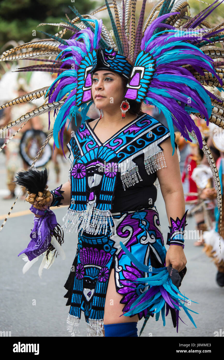 Gli stati di Danza Azteca Xipe Totec eseguendo nella sfilata di carnevale a San Francisco nel distretto di missione. Foto Stock