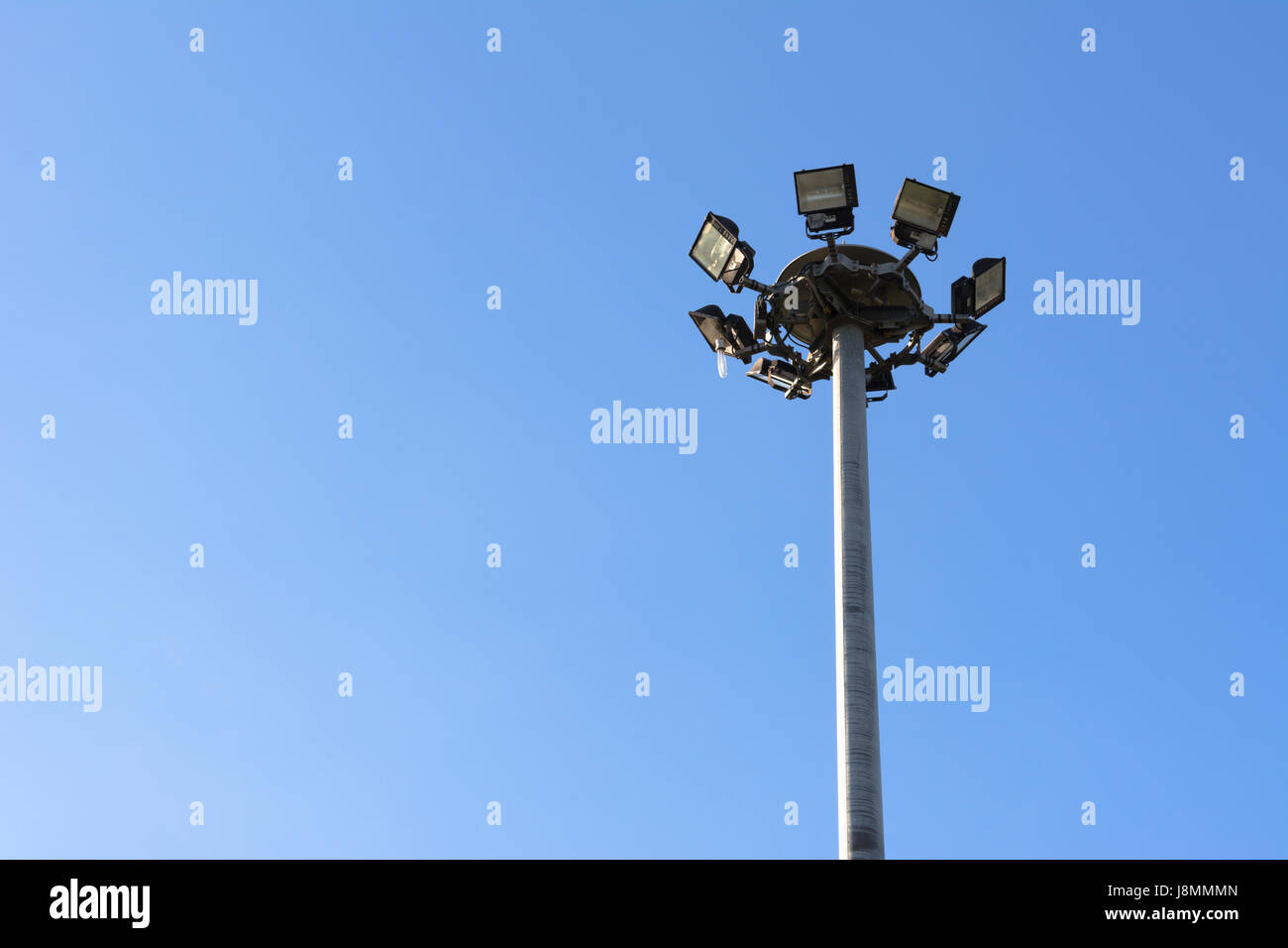 Faretti poli elettrici con cielo blu per lo sfondo Foto Stock