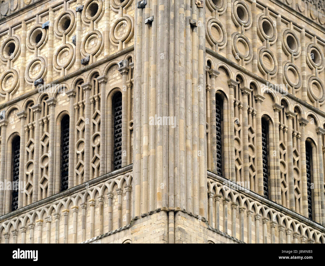 Dettaglio di ornati in pietra scolpita decorazione in muratura sulla Torre Normanna di Norwich Cathedral e Norwich, England, Regno Unito Foto Stock