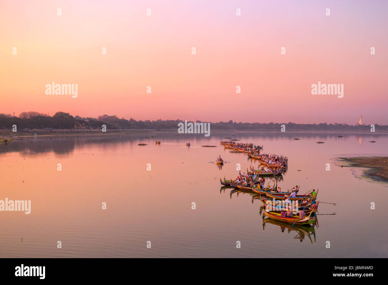 Tradizionale birmana barche sul lago Taungthaman al tramonto, in Amarapura, Mandalay Myanmar Foto Stock