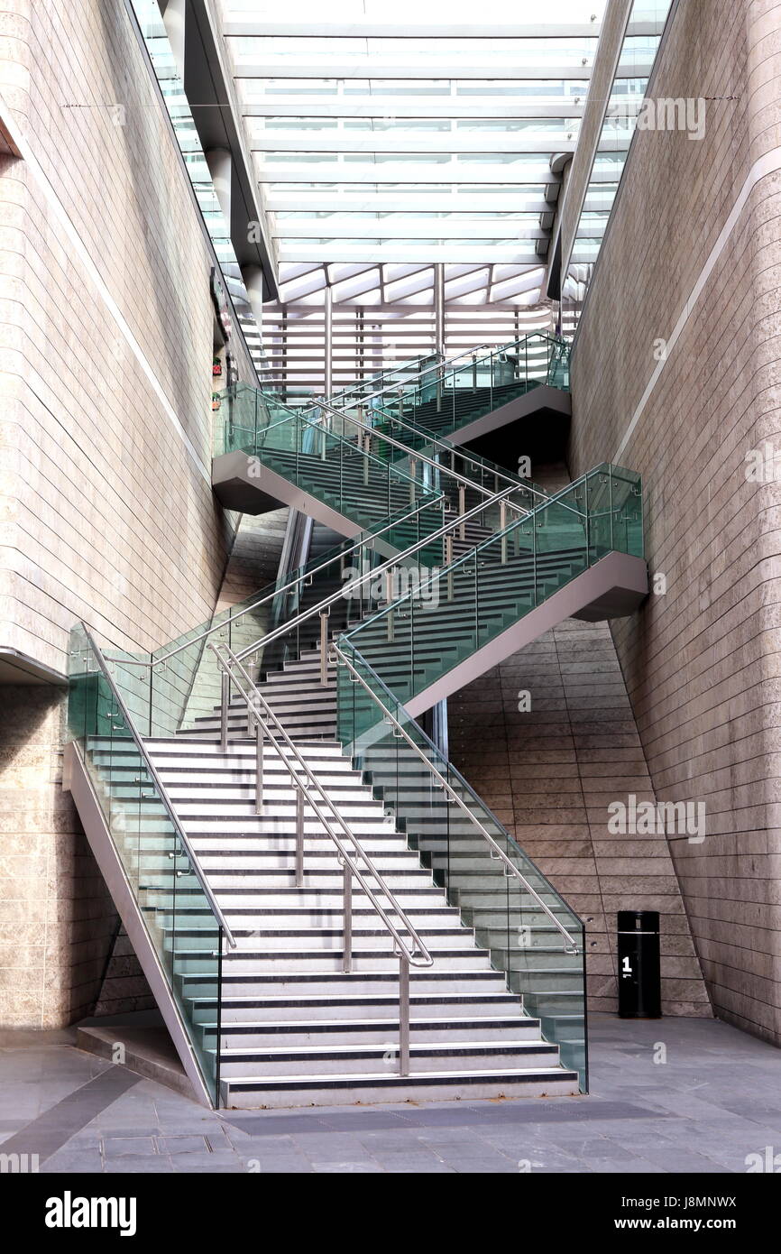 Grande scalinata vuota in Liverpool One shopping allo sviluppo. Foto Stock