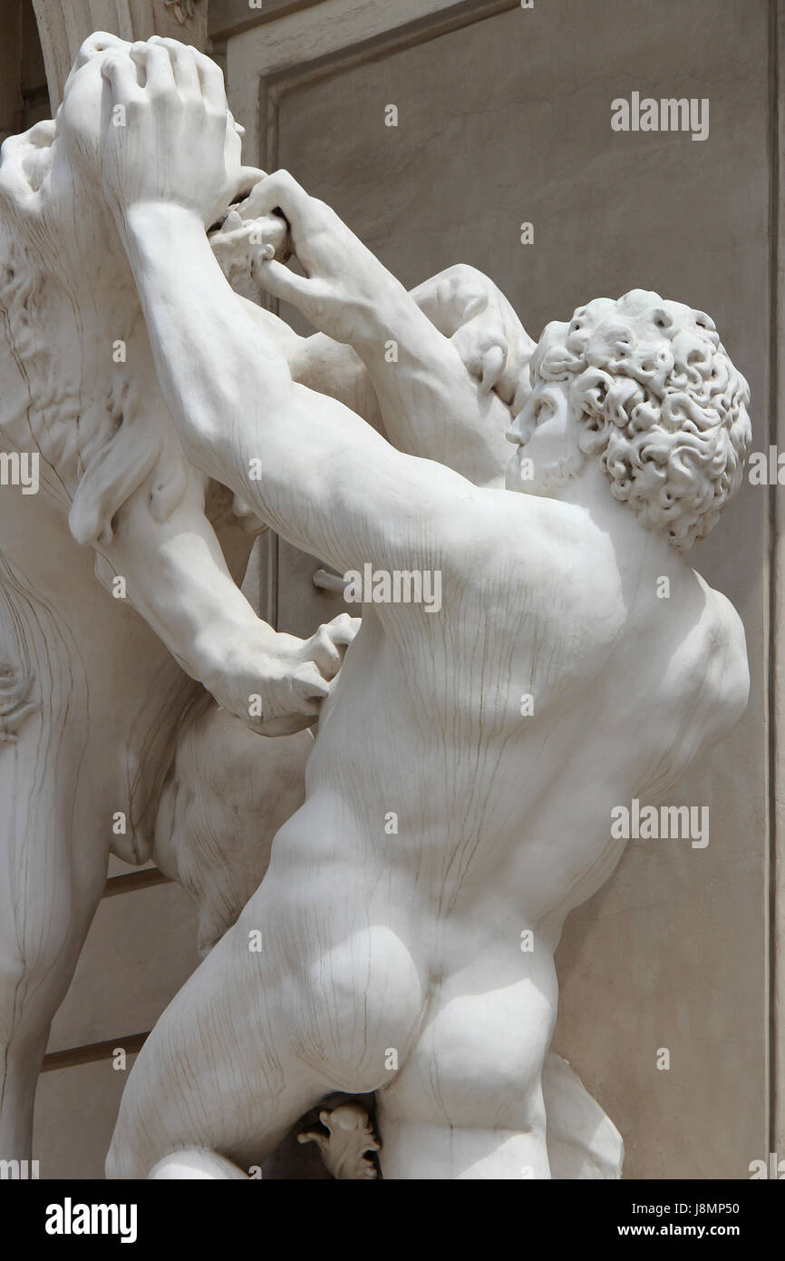 Ercole in lotta contro un leone nel castello di Hofburg di Vienna (Austria). Foto Stock