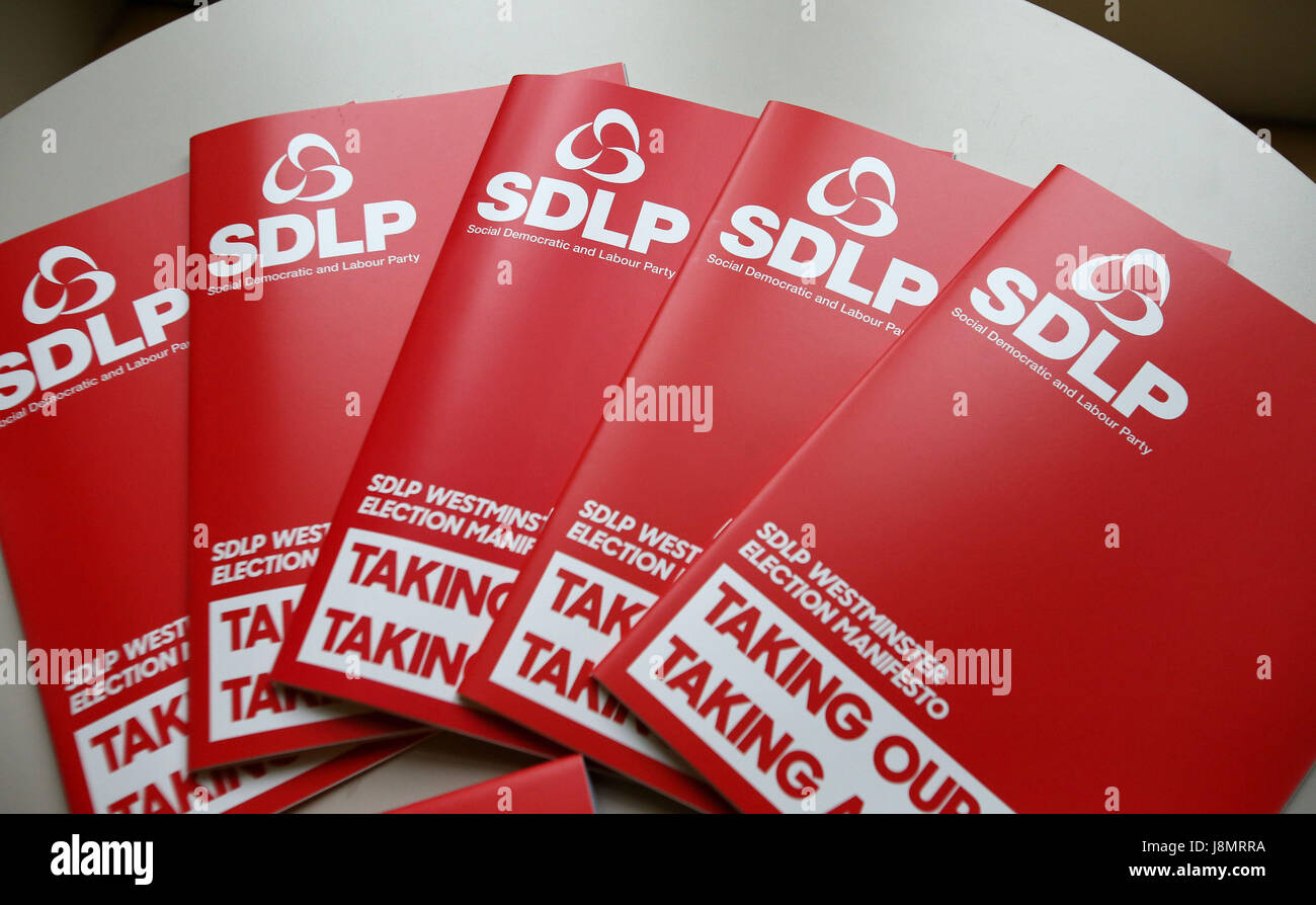 Il SDLP manifesto che è stato lanciato dai leader colonna Eastwood al Crescent Arts Centre di Belfast. Foto Stock