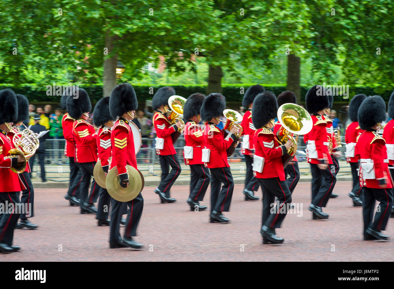 Marching Band riprodurre musica sul centro commerciale a Londra in Inghilterra in un grand Trooping il colore spettacolo della Regina della Guardia Reale Foto Stock