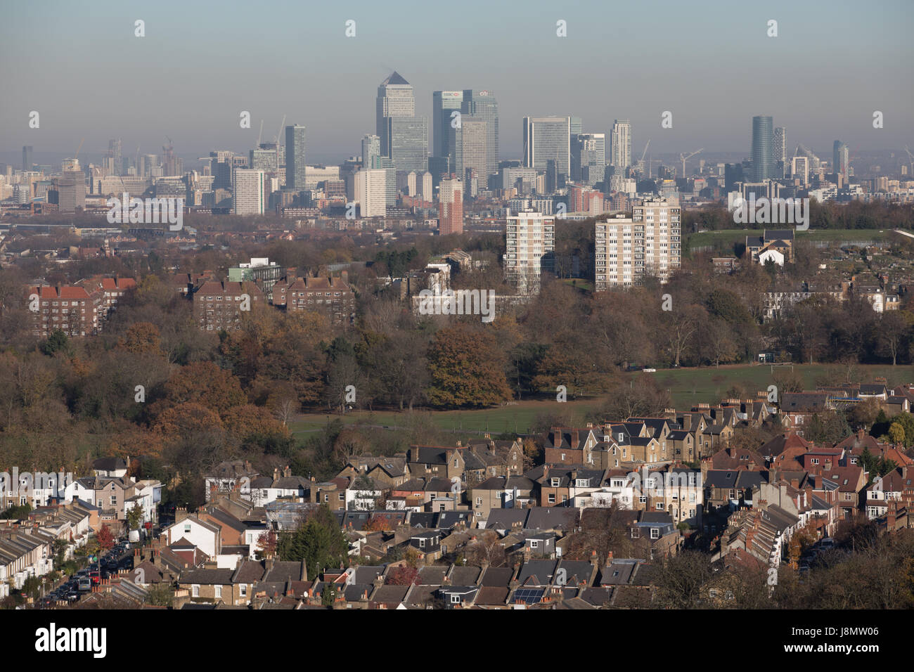 Vista generale di Londra da sud verso nord, panoramica, che mostra l'alloggiamento in primo piano e la città di Londra in background con l'inquinamento atmosferico Foto Stock