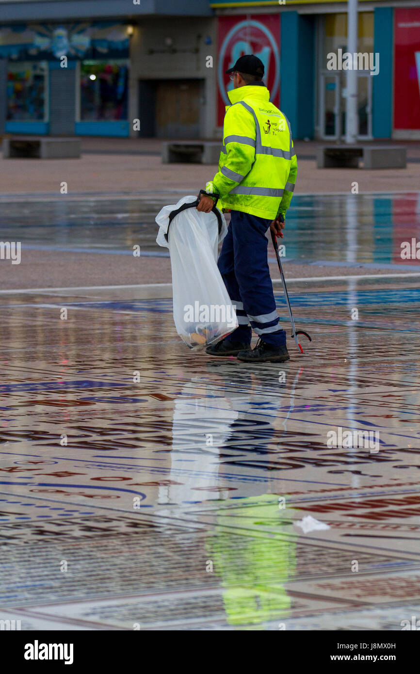 Blackpool, Lancashire, Regno Unito. 29 Maggio, 2017. Blackpool, costa di Fylde, Lancashire, Regno Unito Meteo. Bank Holiday sciacquatura con pesanti e piogge torrenziali previsioni per il famoso British Seaside Resort. Ulteriori acquazzoni pesanti sono attesi con qualche rischio di tuoni come le località principali attrazioni sono tutti ma deserte. Credito: MediaWorldImages/Alamy Live News Foto Stock