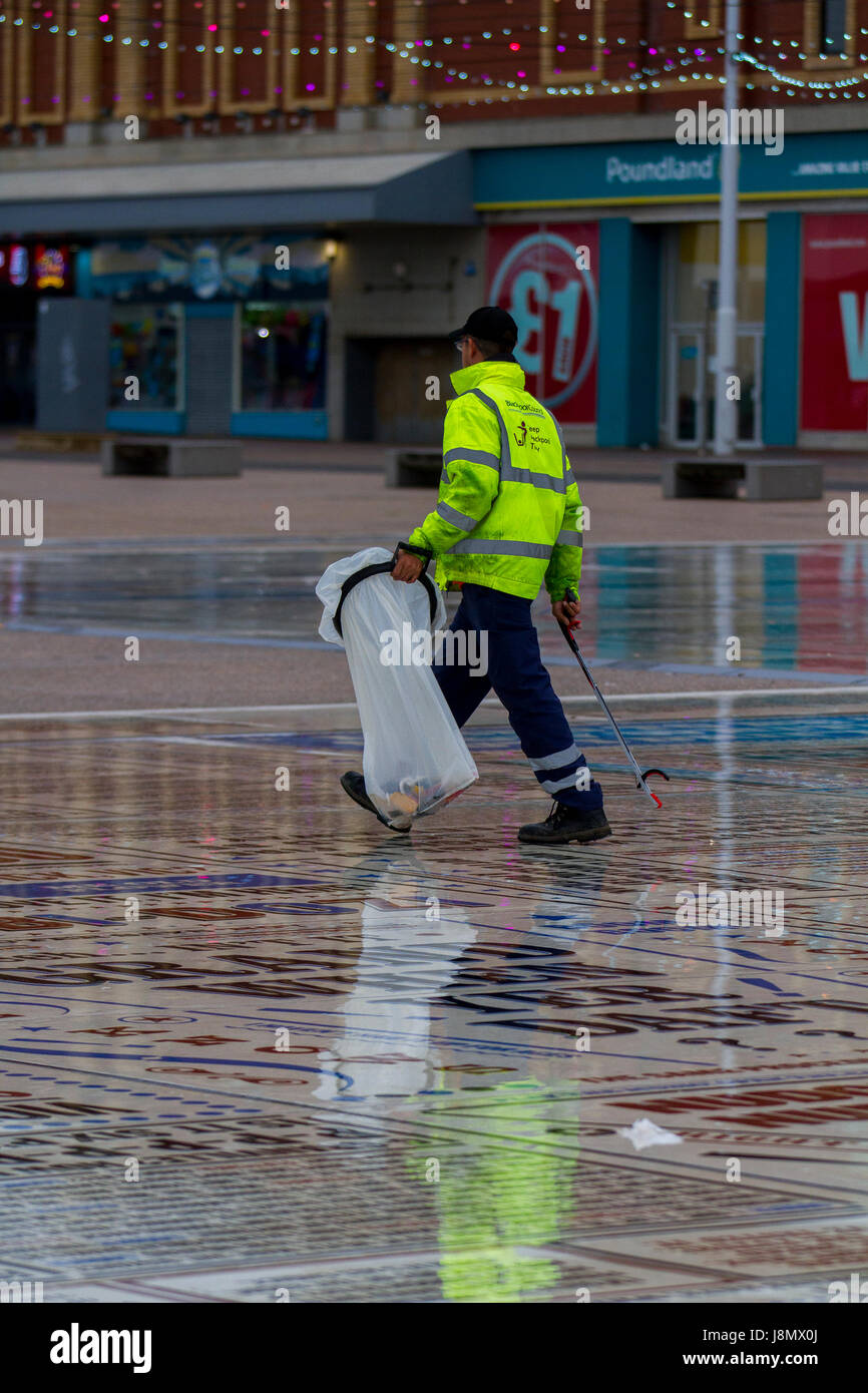 Blackpool, Lancashire, Regno Unito. 29 Maggio, 2017. Blackpool, costa di Fylde, Lancashire, Regno Unito Meteo. Bank Holiday sciacquatura con pesanti e piogge torrenziali previsioni per il famoso British Seaside Resort. Ulteriori acquazzoni pesanti sono attesi con qualche rischio di tuoni come le località principali attrazioni sono tutti ma deserte. Credito: MediaWorldImages/Alamy Live News Foto Stock