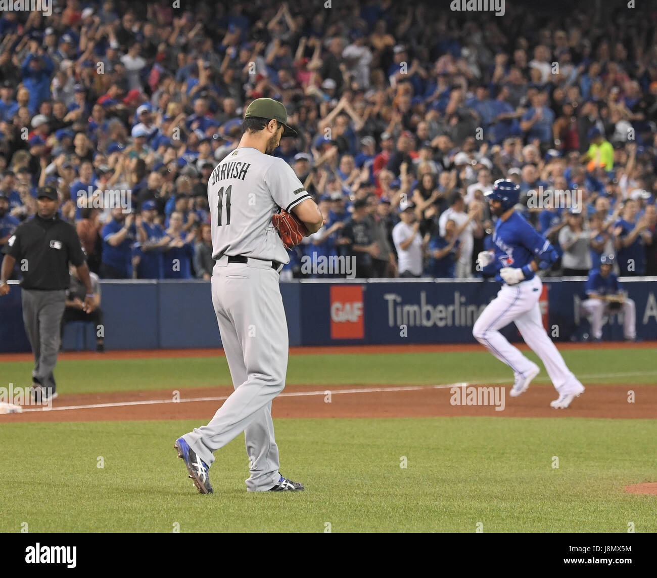 Toronto, Ontario, Canada. 27 Maggio, 2017. Yu Darvish (rangers) MLB : Rangers di Texas a partire lanciatore Yu Darvish reagisce dopo aver dato fino a tre-run home run per Jose Bautista del Toronto Blue Jays che arrotonda le basi nella quinta inning durante il Major League Baseball gioco presso il Rogers Centre a Toronto, Ontario, Canada . Credito: AFLO/Alamy Live News Foto Stock