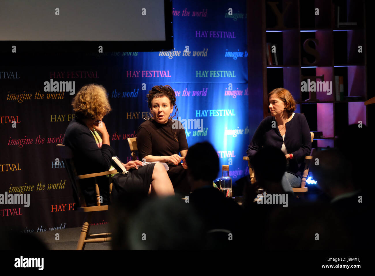 Hay Festival 2017 - Hay on Wye, Wales, Regno Unito - Maggio 2017 - Polacco autore Olga Tokarczuk ( centro ) sul palco del Festival di fieno parlando il suo libro più recente voli - Steven Maggio / Alamy Live News Foto Stock