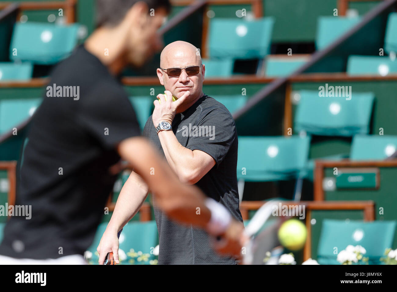 Parigi, Francia, 29 maggio 2017, tennis aperto francese: Novak Djokovic e il suo nuovo allenatore Andre Agassi durante una sessione di prove libere il giorno 2 presso il Tennis 2017 francesi aperti in Roland Garros di Parigi. Credito: Frank Molter/Alamy Live News Foto Stock