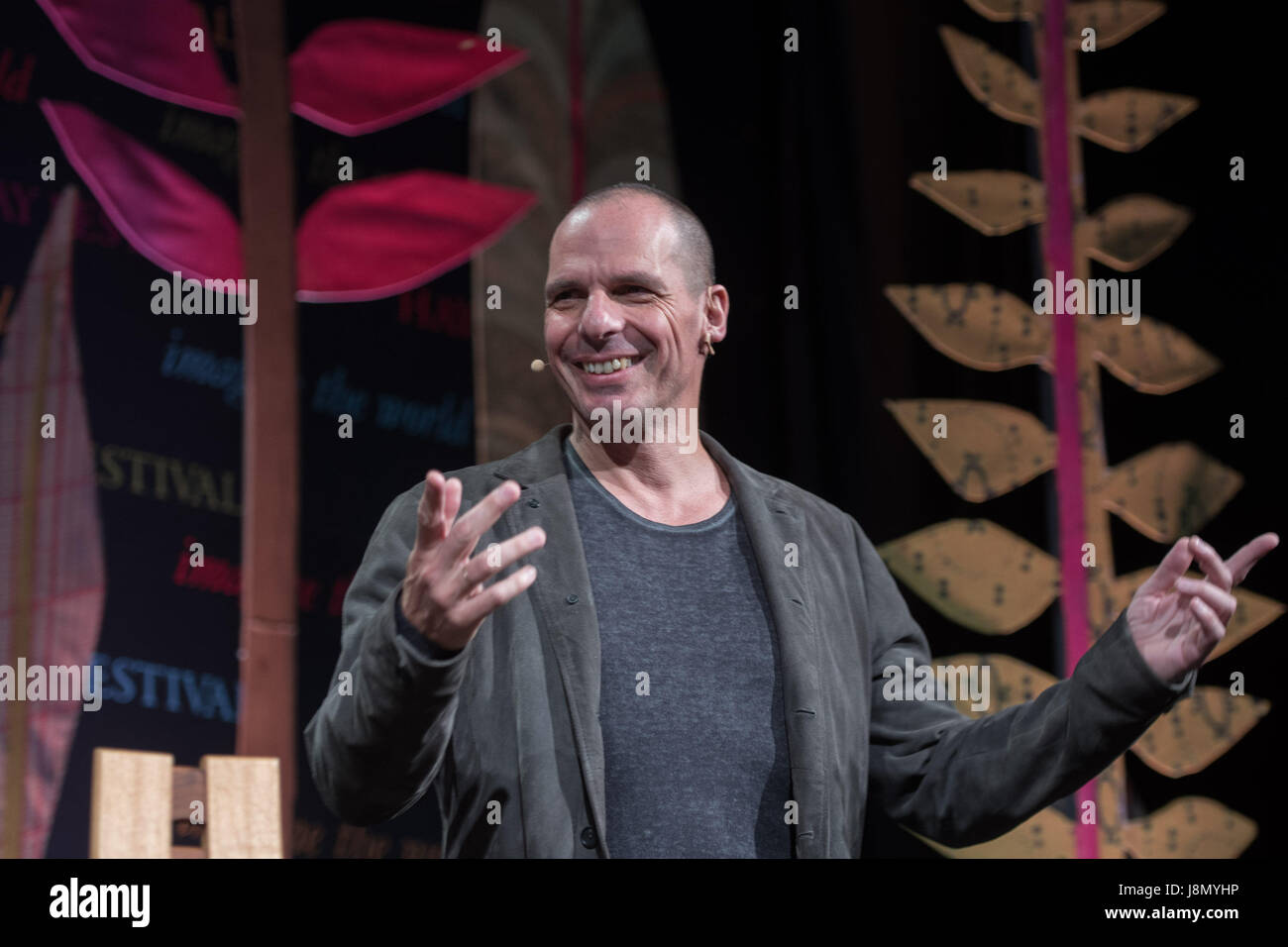 Festival di fieno, Wales UK, lunedì 29 maggio 2017 YANIS VAROUFAKIS, ex ministro delle Finanze della Grecia, parlando di 'brinkmanship, ipocrisia colluson e tradimento' durante il greco Euro crisi, a 2017 Hay Festival. Ora nel suo trentesimo anno il festival richiama decine di migliaia di visitatori al giorno a ciò che è stato descritto da ex presidente degli Stati Uniti Bill Clinton come 'Il Woodstock della mente' Photo credit Credito: keith morris/Alamy Live News Foto Stock