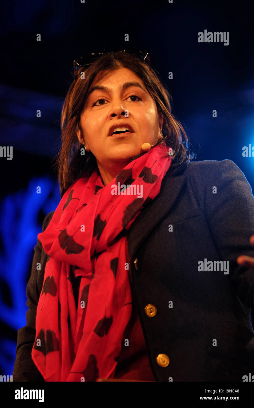 Hay Festival 2017 - Hay on Wye, Wales, Regno Unito - Lunedì 29 Maggio 2017 - ex ministro Gabinetto Sayeeda Warsi presso il Festival di fieno parlando il suo libro Il nemico interno sul palco del Festival di fieno - la Hay Festival celebra il suo trentesimo anniversario nel 2017 - Il festival letterario corre fino a domenica 4 giugno. Steven Maggio / Alamy Live News Foto Stock