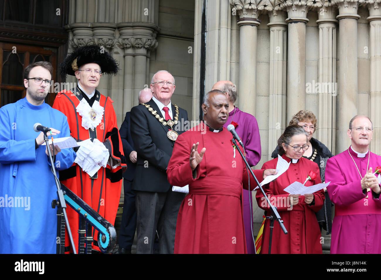 Manchester, Regno Unito. 29 Maggio, 2017. Rogers Govender il decano della cattedrale, indirizzi del servizio di Pentecoste in piazza Albert, Manchester, 29 maggio, 2017 Credit: Barbara Cook/Alamy Live News Foto Stock