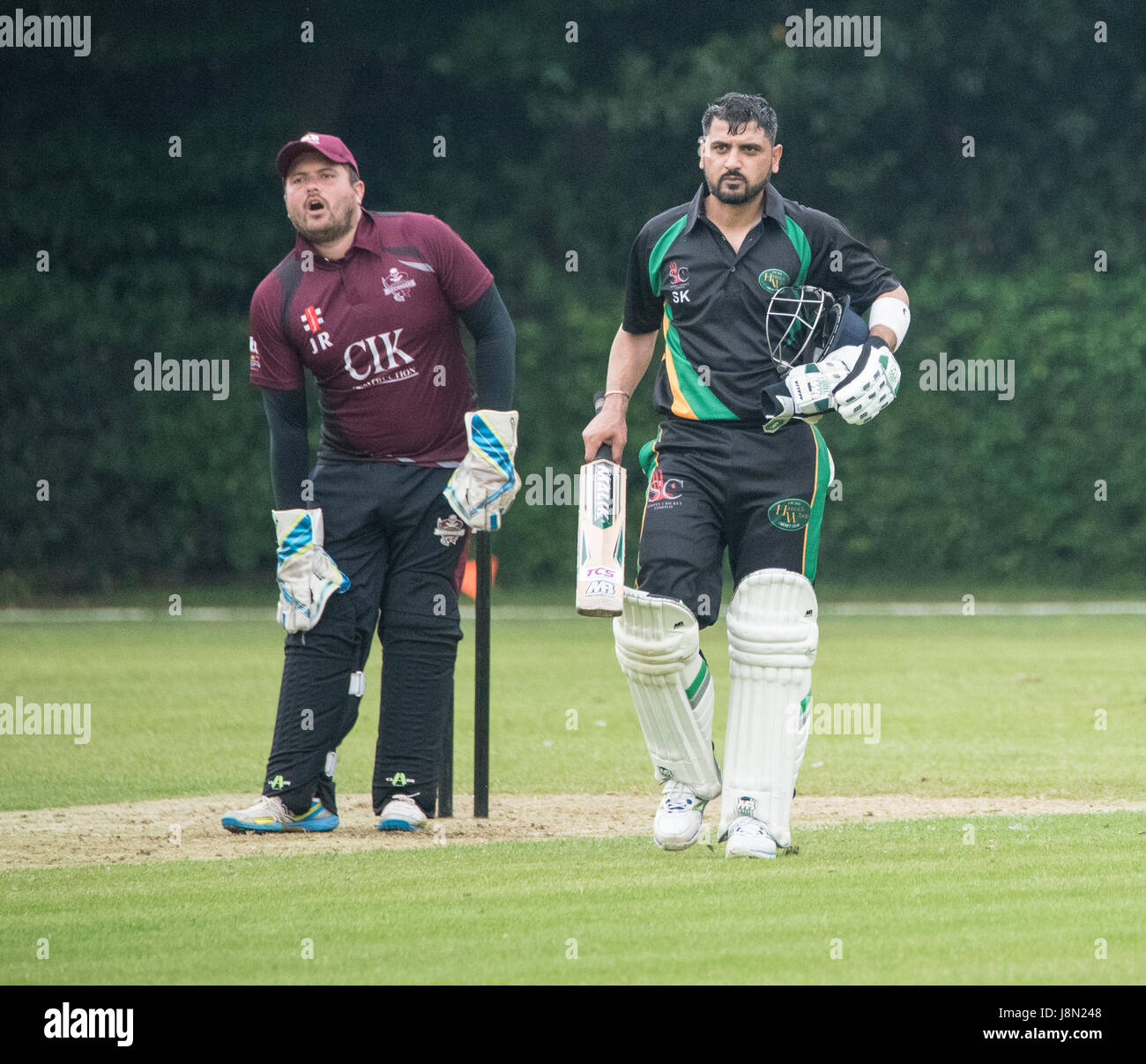 Brentwood, Essex, 29 maggio 2017. Shahbaz Khan (destra)a T20 partita di cricket Brentwood Buccaneers vs Harold Wood presso il vecchio County Ground, Brentwood, Brentwood vinto da 10 wickets Credito: Ian Davidson/Alamy Live News Foto Stock