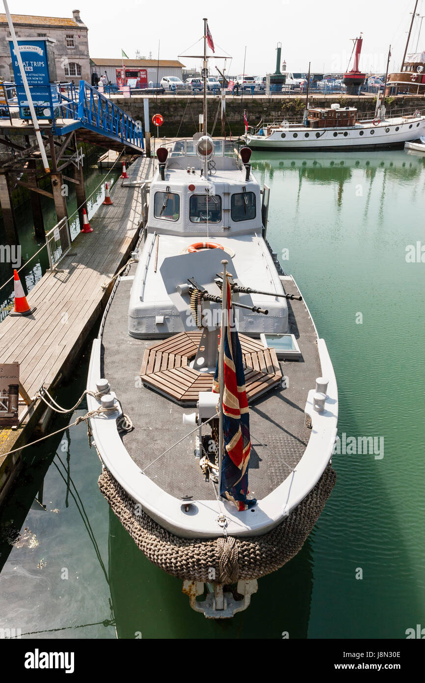 Elevato angolo di visione del restaurato P22 fiume Reno motovedetta ormeggiata presso il bacino interno Ramsgate porto. Prua verso poppa, con doppia principale mitragliatrici montate ruotata a lato della porta della barca. Foto Stock