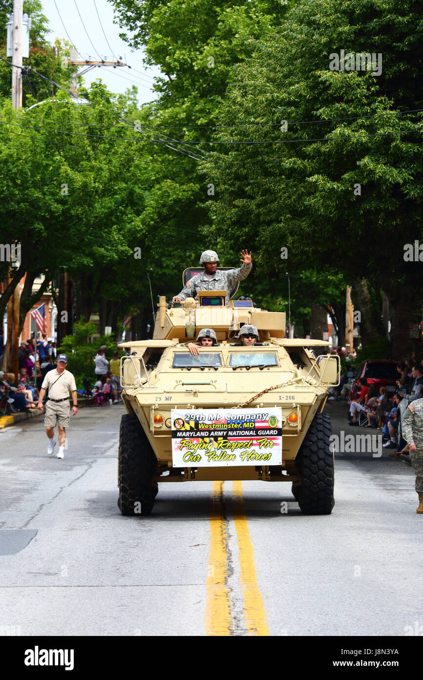 Westminster, Maryland, Stati Uniti d'America. 29 Maggio, 2017. Membri del Maryland Army National Guard per prendere parte a sfilate per il Memorial Day, una vacanza federale degli Stati Uniti per ricordare coloro che morirono mentre erano in servizio nelle forze armate. Credito: James Brunker/Alamy Live News Foto Stock