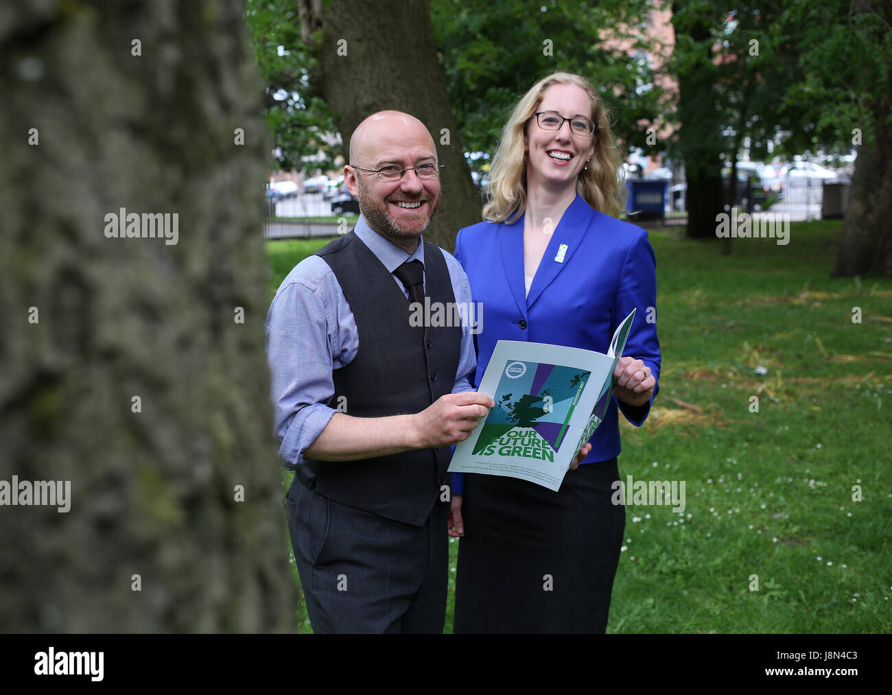 Glasgow, Scotland, Regno Unito. 29 Maggio, 2017. Patrick Harvie Scottish verdi co-organizzatore e Scottish Partito Verde PPC per Glasgow Nord, Westminster circoscrizione raffigurato, in occasione del lancio del partito di elezione generale 2017 manifesto in Glasgow, con Lorna Slater scozzese Partito Verde PPC per Edimburgo nord e Leith - Credit: Allan Milligan/Alamy Live News Foto Stock