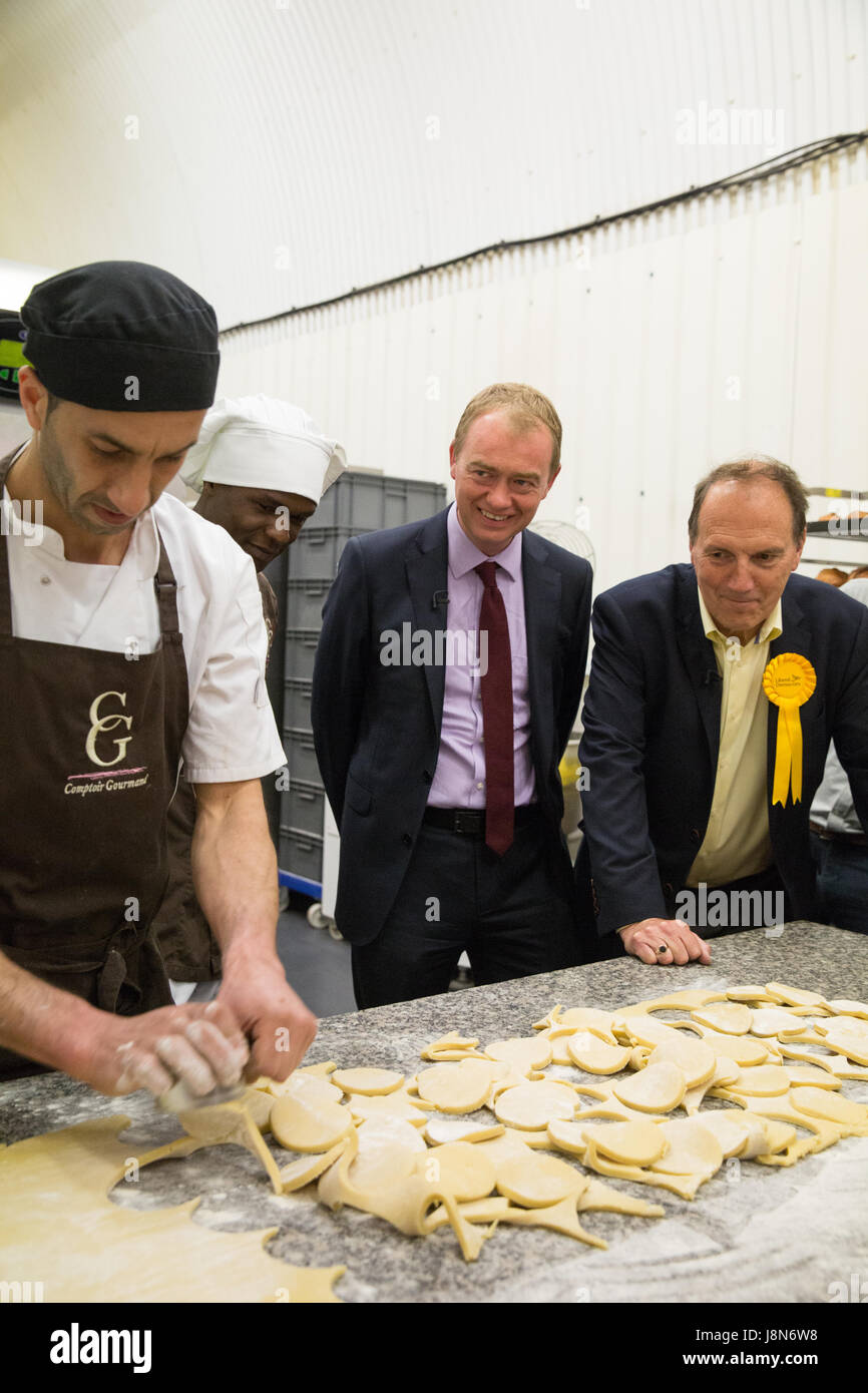 Londra, Regno Unito. Il 30 maggio 2017. Tim Farron, leader del Partito europeo dei liberali democratici, riceve una lezione di cottura con un ex membro del Parlamento per Bermondsey e vecchi Southwark Sir Simon Hughes nel cuore del suo potenziale circoscrizione elettorale di Comptoir Gourmand, un panificio artigianale sotto gli archi. Credito: Mark Kerrison/Alamy Live News Foto Stock