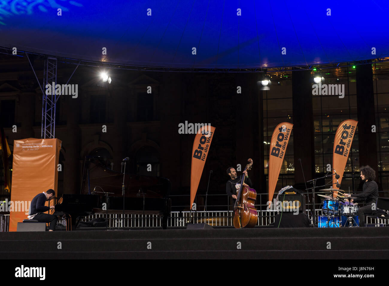 Berlin, Berlin, Germania. Xxiv Maggio, 2017. L'Omer Klein Trio di suonare di fronte al Reichstag tedesco durante la trentaseiesima Chiesa protestante di Germania congresso che si svolgerà a Berlino e a Wittenberg dal 24 al 28 maggio 2017 sotto lo slogan "mi vedi" [Tedesco: "u siehst mich' Credit: Jan Scheunert/ZUMA filo/Alamy Live News Foto Stock