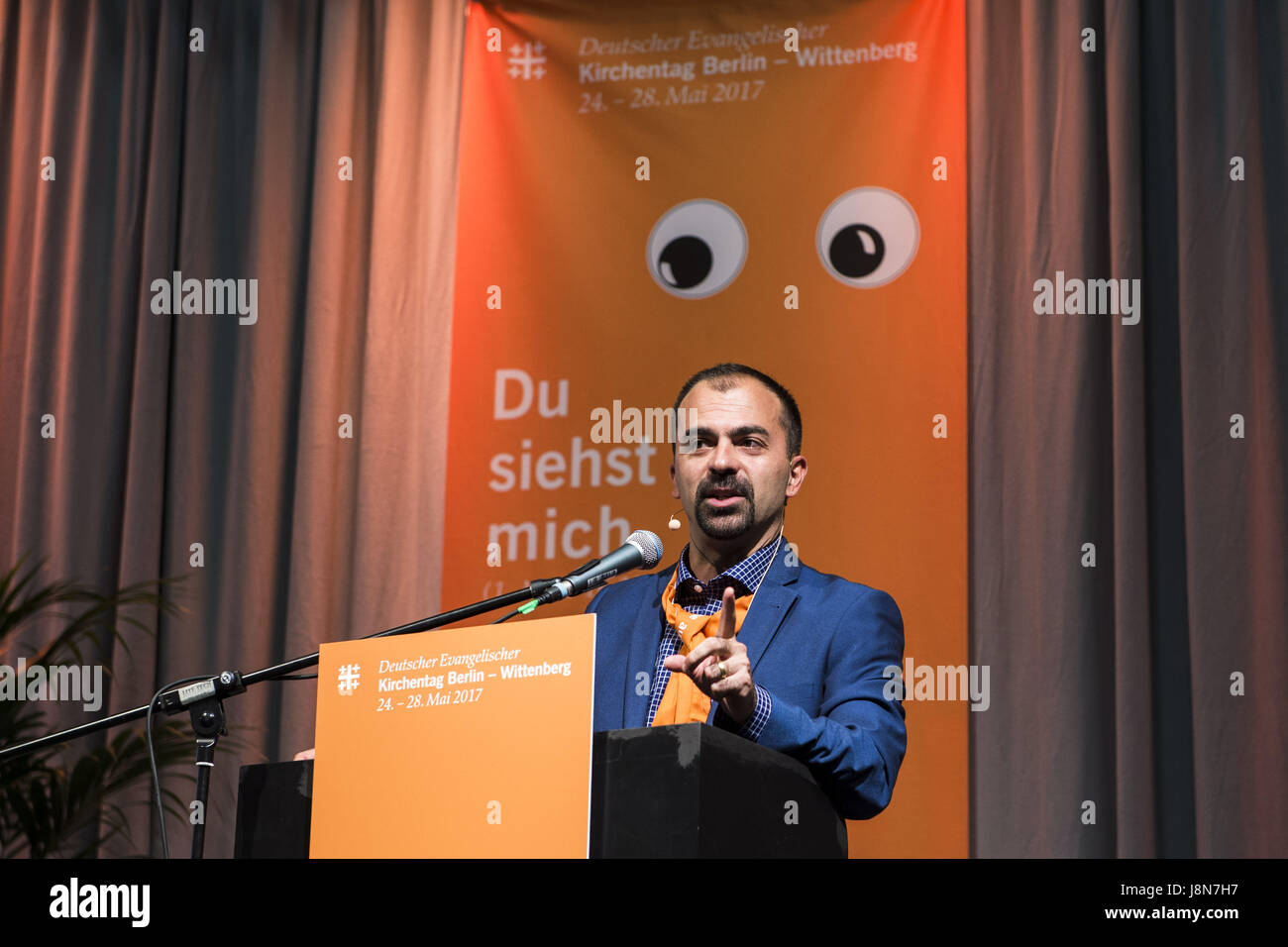 25 maggio 2017 - Berlin, Berlin, Germania - LORENZO FIORAMONTI, professore di economia politica presso l'Università di Pretoria e direttore del Centro per lo studio della governance dell'innovazione, durante la trentaseiesima Chiesa protestante di Germania congresso che si svolgerà a Berlino e a Wittenberg dal 24 al 28 maggio 2017 sotto lo slogan "mi vedi" [Tedesco: "u siehst mich' (credito Immagine: © Jan Scheunert via ZUMA filo) Foto Stock